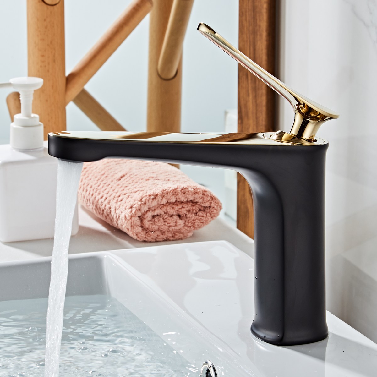 LuxuryBathroomBasinFaucetHotColdWaterMixerSinkTapGoldPolishedHandleSingleHandleBrassFaucet-1888100-7