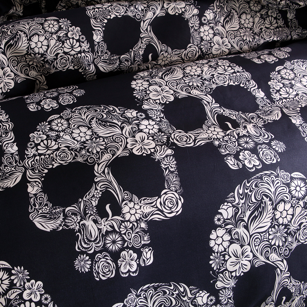 BlackWhiteSkullPrintedQuiltCoverPillowcaseHalloweenStyleBeddingSets-1369126-2