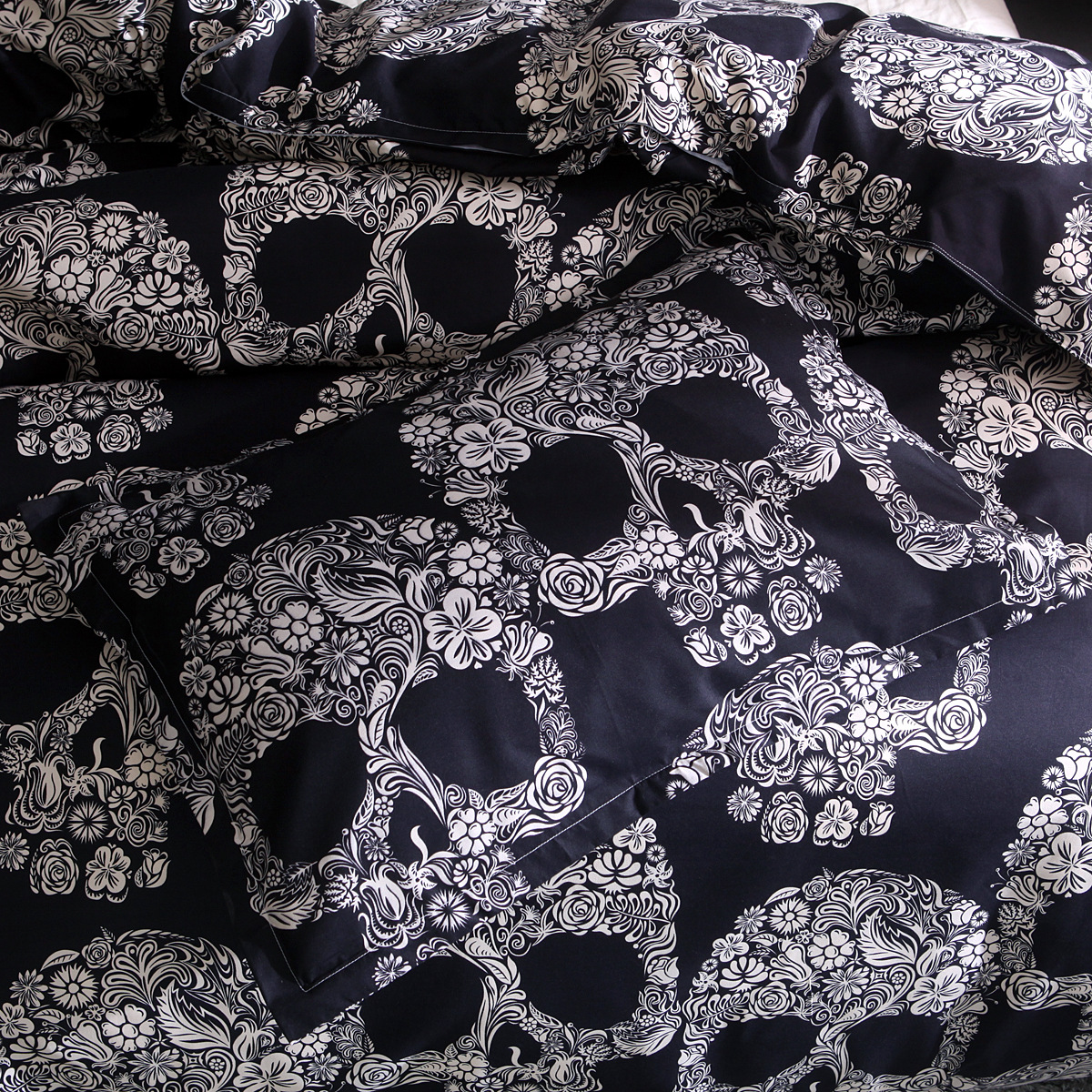 BlackWhiteSkullPrintedQuiltCoverPillowcaseHalloweenStyleBeddingSets-1369126-3